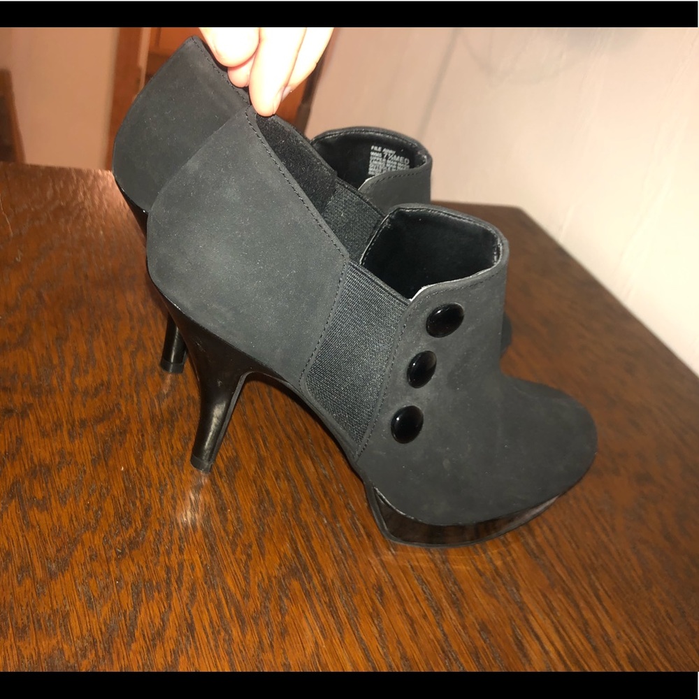 Kenneth Cole Black Shoe with Heel and Platform